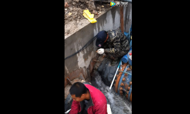 管根涌水堵漏现场视频